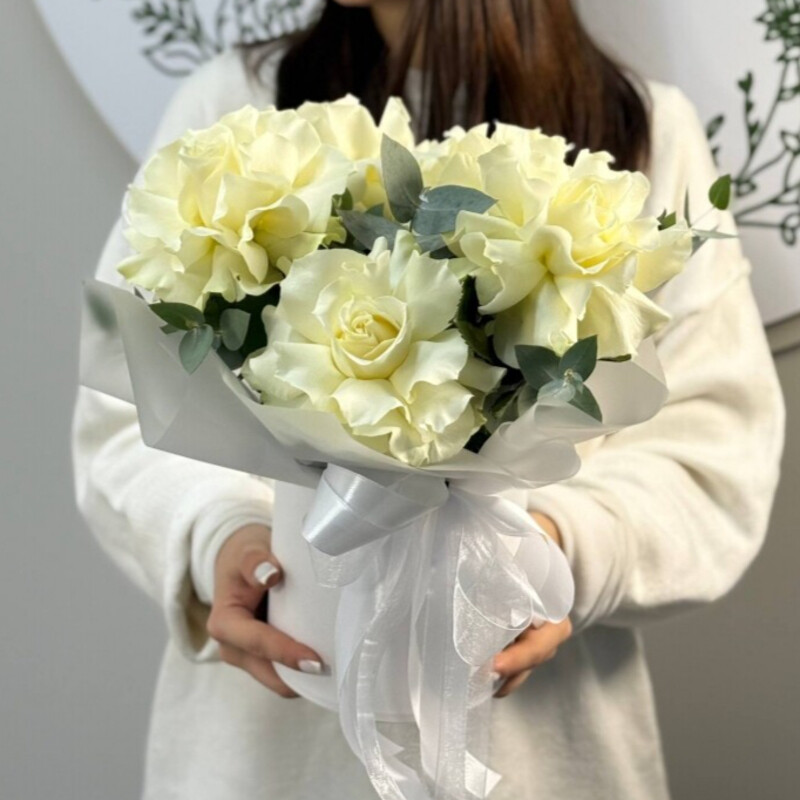 Kudryavie oblaka, kompozitciya iz roz