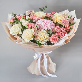 Nezhnij buket roz i gvozdik s gortenziej