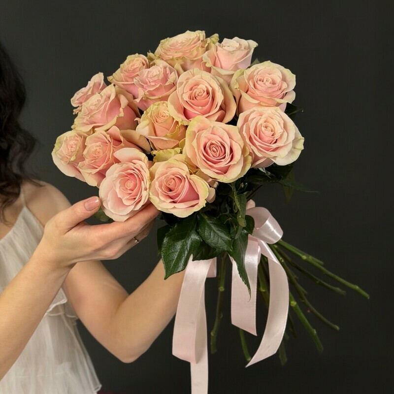 Buket iz 15 nezhno-rozovih roz, buket iz 15 nezhno-rozovih roz