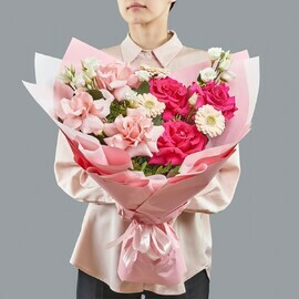 Rozovij buket roz, gerber i eustomi