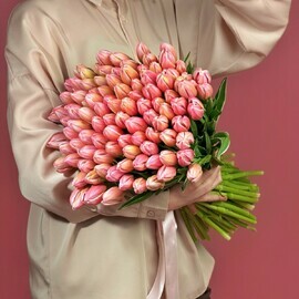 Buket iz 101 rozovo-malinovogo tyul_pana