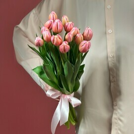 Букет из 15 розово-малиновых тюльпанов