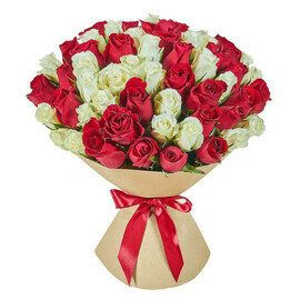Букет из 51 красно-белой кенийской розы