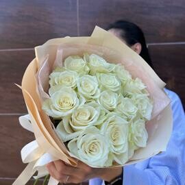 Buket iz 15 belih v bukete