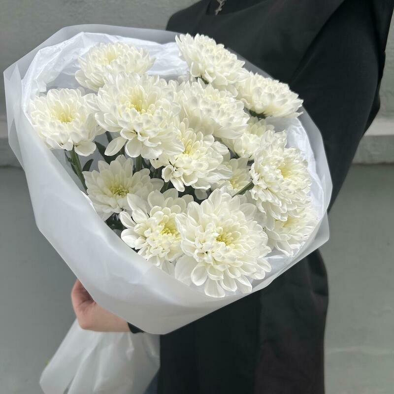 Pishnij buket s prekrasnoj kustovoj hrizantemoj, standart