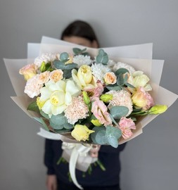 Avtorskij buket s pionovidnimi rozami