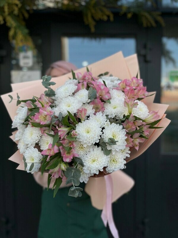 Pishnij buket  iz hrizantem s al_stromeriej, standart