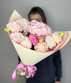 Нежный букет с розовой гортензией