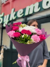 Букет с яркими кустовыми розами