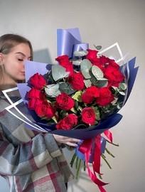 Buket iz 19-ti krasnih roz s evkaliptom