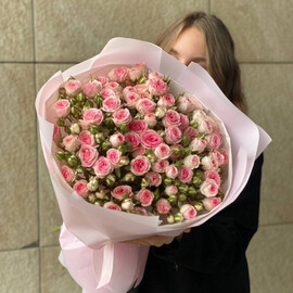 Розовые кустовые розы