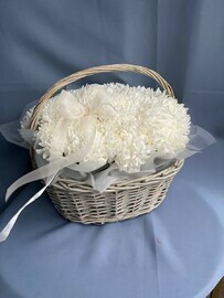 korzina s belimi hrizantemami