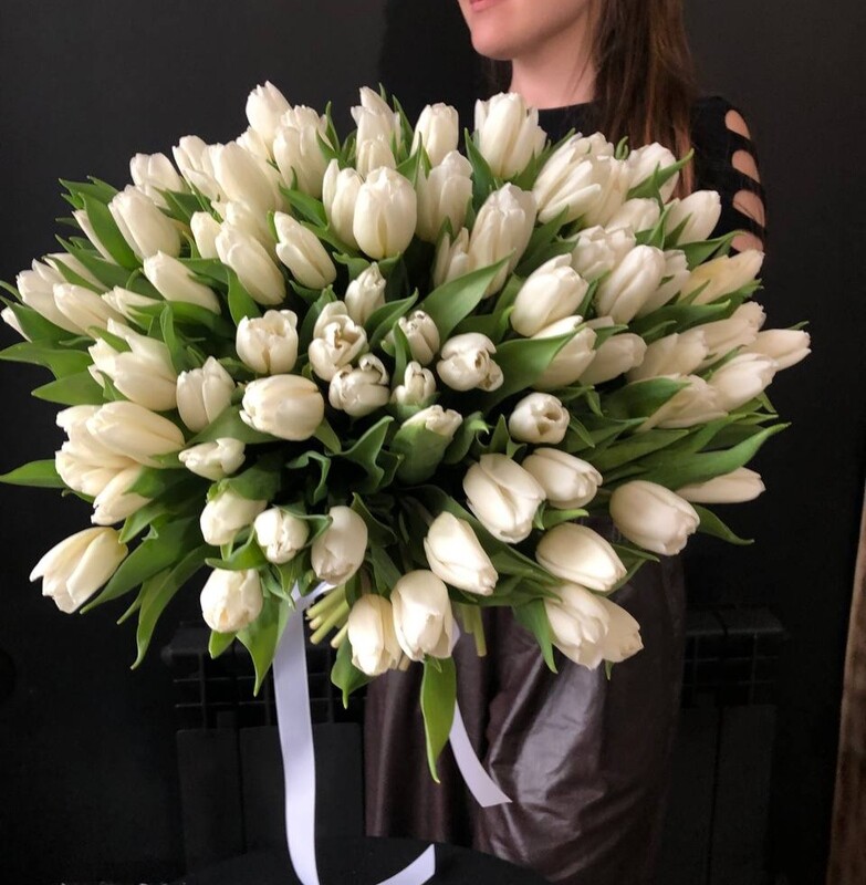 101 белый тюльпан на ленте , стандартный