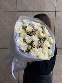 Букет с белыми кустовыми розами