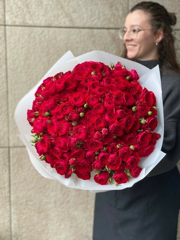 buket iz 25 krasnih roz pionovidnih, standart