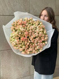 buket iz 25 kustovih roz