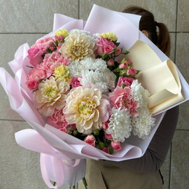 Ob_emnij buket v nezhnih tonah