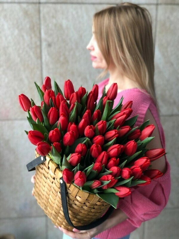 51 красный тюльпан в корзине, стандартный