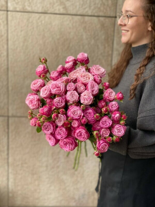 11 леди бомбастиков в крафте, моно букет из 11 кустовых роз