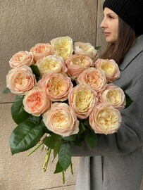 15pionovidnih roz na lente