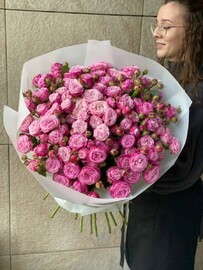 25 kustovih roz v oformlenii