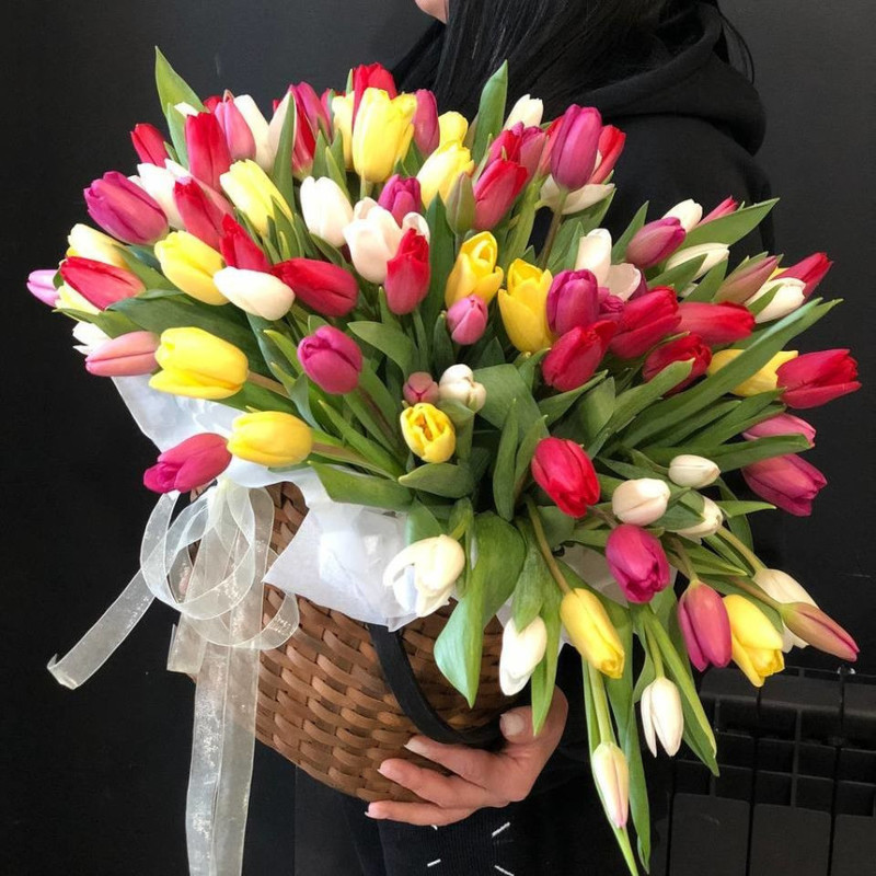 корзина 101 яркий микс тюльпанов, стандартный