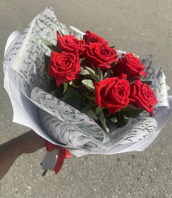 7 красных роз и зелень, стандартный