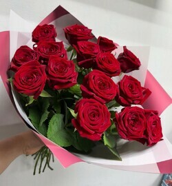 15 роз Ред Наоми 60 см