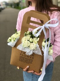 Белые розы в сумочке