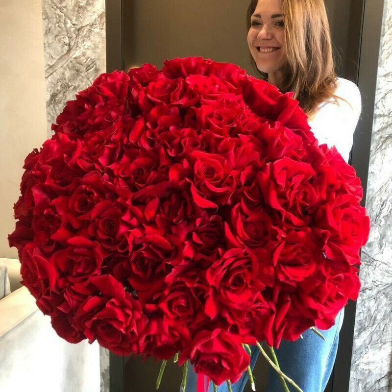 БУКЕТ-ГИГАНТ ИЗ 55 АЖУРНЫХ РОЗ, стандартный