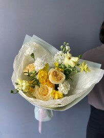 Avtorskij buket v zheltih tonah