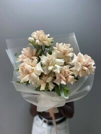 Букет с пудровой французской розой и эвкалиптом