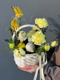 Композиция в корзине с кроликом