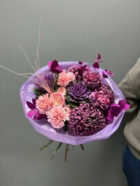 Авторский букет с брассикой и одноголовой хризантемой