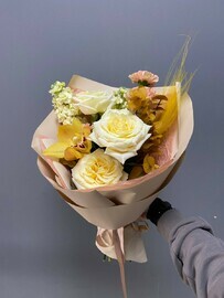 Букет с цимбидиумом и брассикой