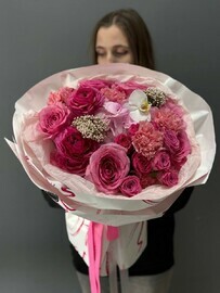 Avtorskij buket v malinovih ottenkah