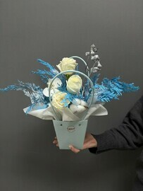 Композиция с орхидеей и белыми розами"Баунти"