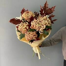 Букет из хризантем Виена и дубовых листьев