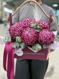 Монокомпозиция из хризантем в деревянном кашпо