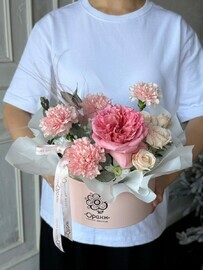 Kompozitciya v shlyapnoj korobke iz tcvetov v nezhnih ottenkah