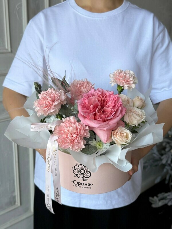 Композиция в шляпной коробке из цветов в нежных оттенках, премиум