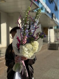 Авторский букет с дельфиниумом