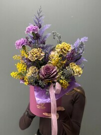 Композиция в фиолетовых оттенках в шляпной коробке