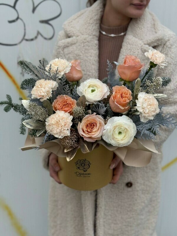 Korobka s ranunkulyusami v zimnem stile, standart