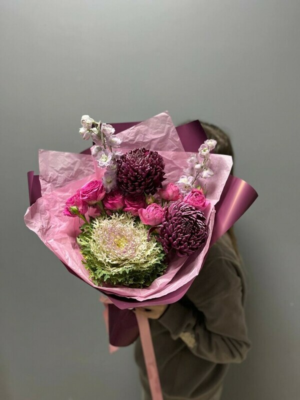 Fioletovij buket s brassikoj i odnogolovoj hrizantemoj, standart