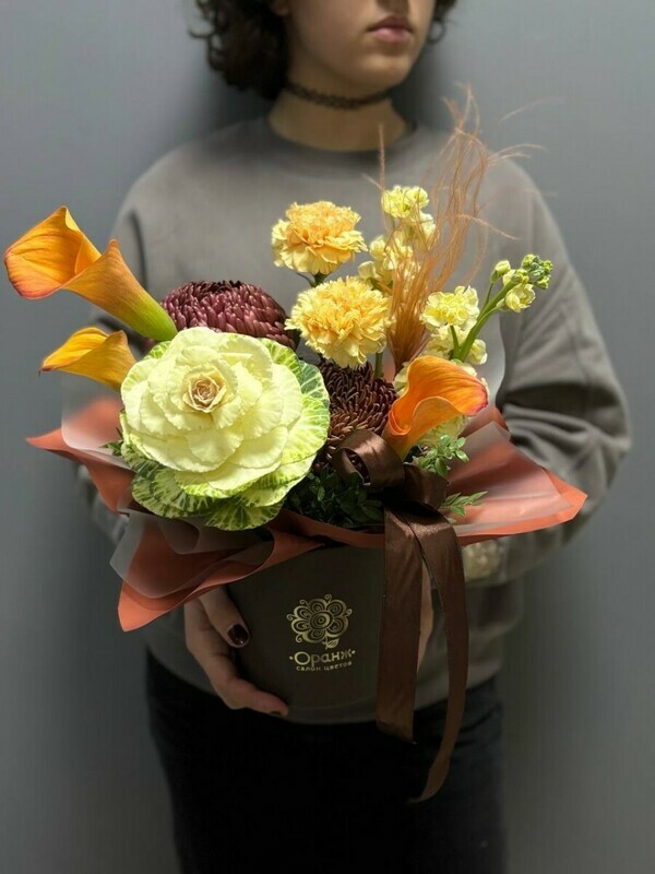 Композиция в коробке с каллами и брассикой, стандартный