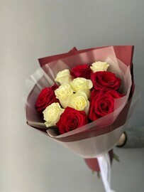 Букет из белых и красных роз