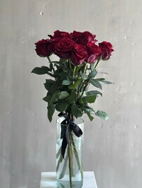 Траурный монобукет из 10 красных роз