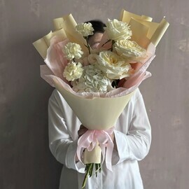 Raskidistij avtorskij buket iz gortenzii i pionovidnih roz