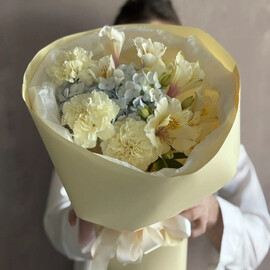 Nezhnij avtorskij buket iz goluboj gortenzii, kremovoj al_stromerii i gvozdik